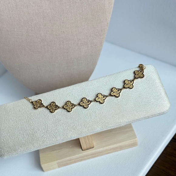 Elegant Gold Floral Bracelet - Picture 2 of 4